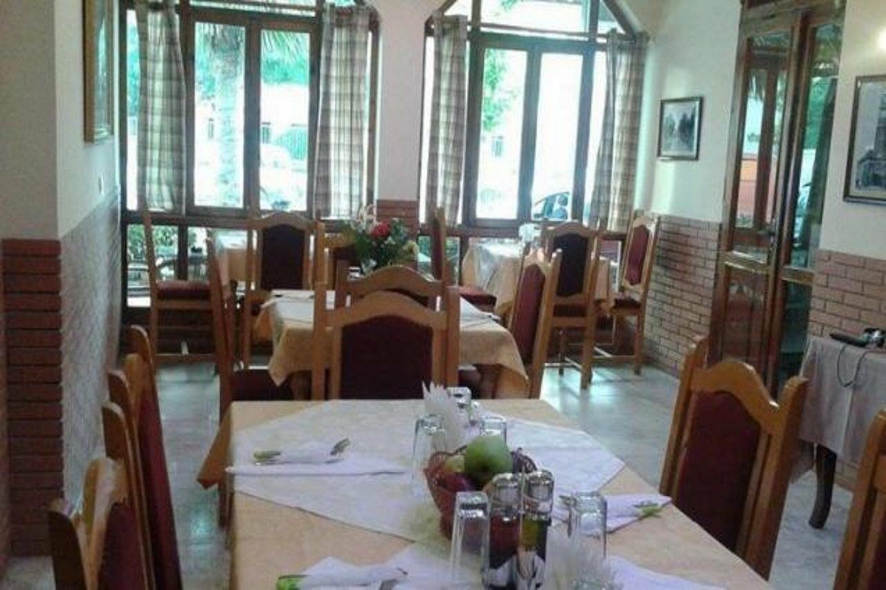 Hotel 4 Stinet Vlorë Esterno foto